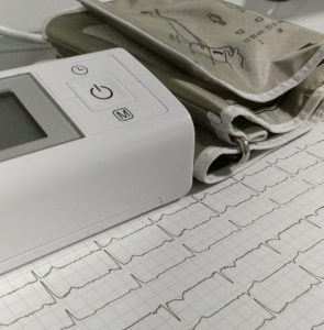 Μέτρηση αρτηριακή πίεση με πιεσόμετρο